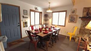 comedor con mesa de madera y sillas en Birds and Bears Retreat - On The River - Pet Friendly - WiFi - Satellite - Washer - Dryer - Large Deck - Grill - Fenced In Yard, en Red River