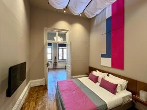 um quarto com uma cama e um quadro na parede em Thirty8 Heritage House em Chania