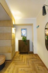 un pasillo con suelo de madera y una planta en Apartamenty Rynek 12, en Tarnów