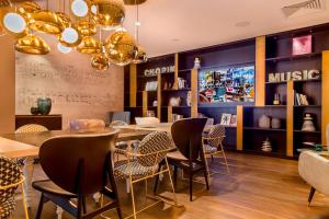 Un lugar para sentarse en Motel One Warsaw-Chopin