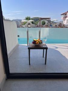 een tafel met een fruitschaal en twee wijnglazen bij Hayat Apart Hotel in Oludeniz