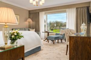 una camera d'albergo con un letto e una grande finestra di Glenlo Abbey Hotel a Galway