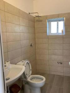 een badkamer met een toilet, een wastafel en een raam bij Harmony Central in Lecce