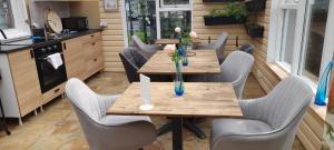 comedor con 2 mesas y sillas de madera en Country Dream - Langholt 2, en Selfoss