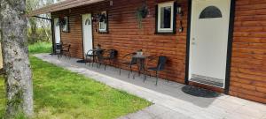 un patio con sillas y una mesa en el lateral de una casa en Country Dream - Langholt 2, en Selfoss