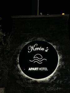 Kevin's ApartHotel tesisinde sergilenen bir sertifika, ödül, işaret veya başka bir belge