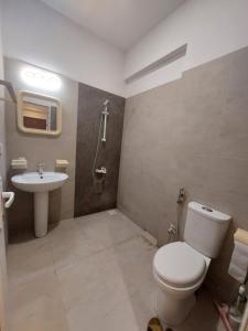 Bukhari Vista 3BR APT DHA PHASE VI Bukhari Commercial في كراتشي: حمام مع مرحاض ومغسلة