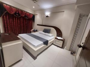 Bukhari Vista 3BR APT DHA PHASE VI Bukhari Commercial في كراتشي: غرفة نوم صغيرة بها سرير وحمام