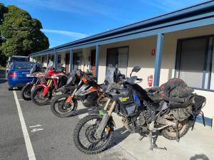 eine Reihe von Motorrädern auf einem Parkplatz in der Unterkunft Lakeside Motel Waterfront in Lakes Entrance