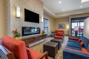 En tv och/eller ett underhållningssystem på Comfort Suites Albuquerque Airport