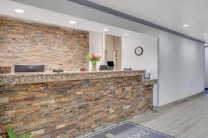 グランドラピッズにあるCountry Inn & Suites by Radisson, Grand Rapids Airport, MIの煉瓦のオフィスロビー