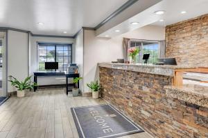 グランドラピッズにあるCountry Inn & Suites by Radisson, Grand Rapids Airport, MIの煉瓦の壁のオフィス