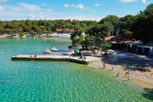 um grupo de pessoas em uma praia na água em Camping Park Soline em Biograd na Moru