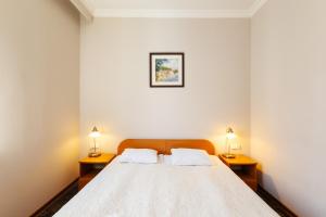 1 dormitorio con 1 cama grande y 2 mesitas de noche en Noclegi Stadion Bed & Breakfast, en Varsovia