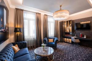 a living room with a blue couch and a table at Boutique Hotel Germania in Munich