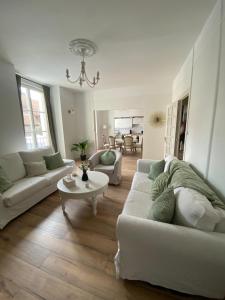 A seating area at Appartement hyper-centre vue cathédrale