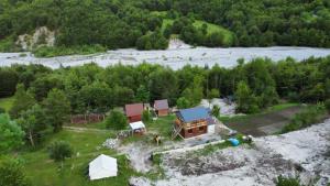 una vista aérea de una casa en medio de un campo en Bujtina Diti, en Tropojë