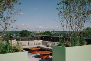 En balkon eller terrasse på Hotel Heron Old Town Alexandria