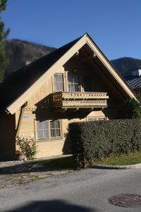 una casa con balcone sul lato di Haus Johannes a Maishofen