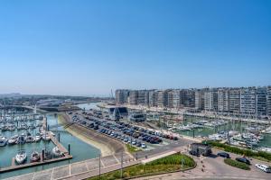 eine Luftansicht auf einen Yachthafen mit vielen Booten in der Unterkunft Portview G8 met parking 6Pers in Blankenberge