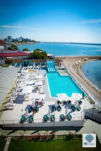 A piscina localizada em Hotel Carmen Azzuro ou nos arredores