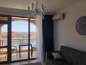 Гостиная зона в 2 bedroom apartment Sveti Vlas with 2 balconies and sea views