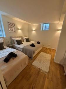 2 camas num quarto com pisos e janelas em madeira em City Apartment am Fluss em Frankfurt am Main