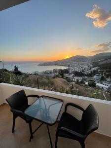 - Balcón con 2 sillas y mesa de cristal en Elision Apartments, en Sarandë