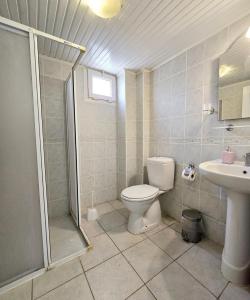 een badkamer met een toilet en een wastafel bij 3 Bedrooms Apartment in Ölüdeniz, Ovacik in Oludeniz