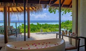 bañera en una habitación con vistas al océano en Baros Maldives, en Male