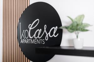 um sinal preto que diz vlaixarmaarantments numa prateleira em koCASA-Apartments 01, City-Center Böblingen, Stellplatz, Balkon, Waipu-Tv em Böblingen