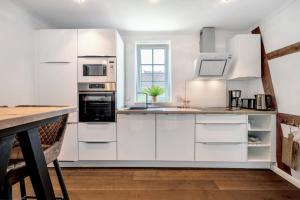 Una cocina o kitchenette en Ferienwohnung Rheinblicknow