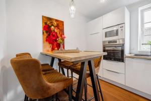 Una cocina o kitchenette en Ferienwohnung Rheinblicknow