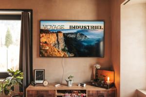 uma sala de estar com um cartaz na parede em Appartement thématique: Voyage Industriel em Travers