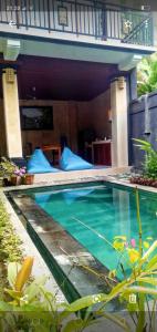 una piscina frente a una casa en Sari House Ubud, en Ubud