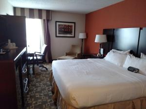 Кровать или кровати в номере Holiday Inn Express Wilkes Barre East, an IHG Hotel