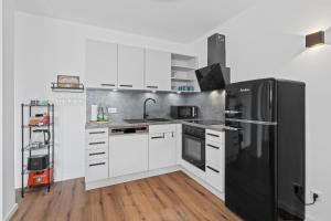 A kitchen or kitchenette at Nexstay LUX Wohnung mit Dachterrasse und Parkplatz