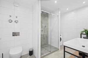 A bathroom at Nexstay LUX Wohnung mit Dachterrasse und Parkplatz