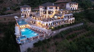  Elle offre une vue aérienne sur une demeure de caractère dotée d'une piscine. dans l'établissement KERCULLA Resort, à Gjirokastër