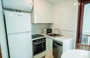 Una cocina o kitchenette en Ondas do Mar Boutique Stays - Portonovo 1