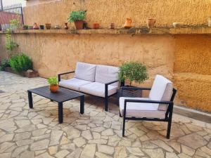 un patio con 2 sillas, un sofá y una mesa en Le Gallieni, en Bron