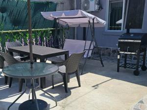 A balcony or terrace at The Purple House-Villa in Bucharest