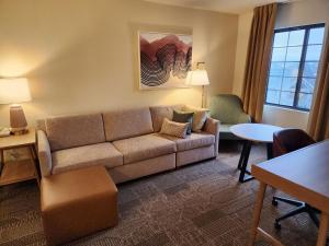 Staybridge Suites Allentown Airport Lehigh Valley, an IHG Hotel في الينتاون: غرفة معيشة مع أريكة وطاولة