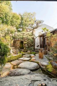 Garden sa labas ng Kominka Mitsuhama Ryokan