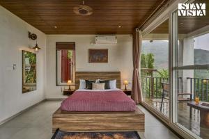 En balkong eller terrass på Waterfront Villa with Infinity Pool & BBQ Grill at Pune by StayVista