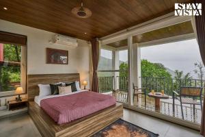 En balkong eller terrass på Waterfront Villa with Infinity Pool & BBQ Grill at Pune by StayVista