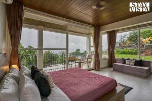 En balkong eller terrass på Waterfront Villa with Infinity Pool & BBQ Grill at Pune by StayVista