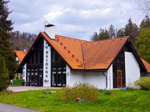 ein weißes Gebäude mit orangefarbenem Dach in der Unterkunft Hotel Bazant in Karlsbad