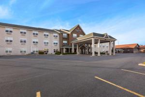 um parque de estacionamento vazio em frente a um hotel em Country Inn & Suites by Radisson, Marion, IL em Marion