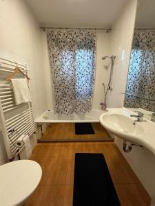 Kupaonica u objektu Central-Vintage Villa with free Parking and 5min walk to Metro